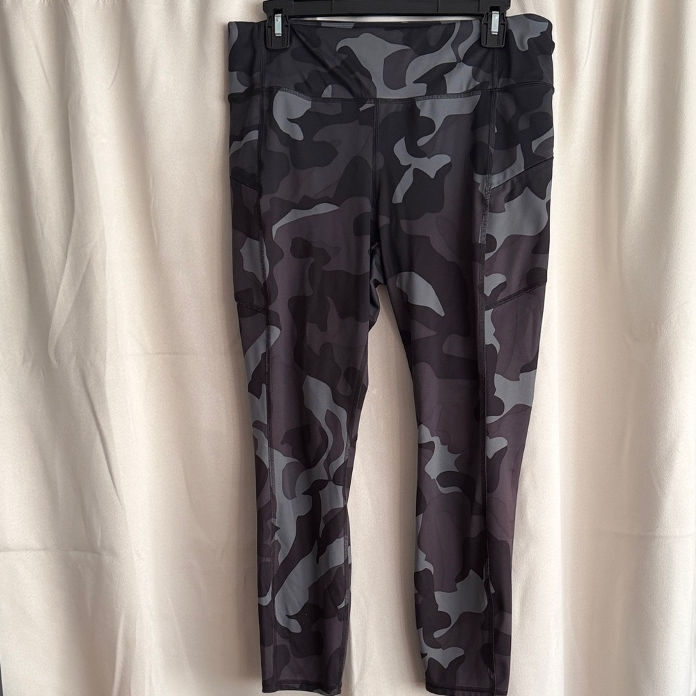 Athleta Gray Black Camo Camoflauge‎ Leggings Size Large